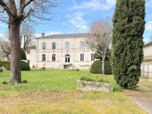 Former Cognac distillery in the heart of a charming village surrounded by vineyards