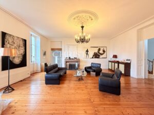 Former Cognac distillery in the heart of a charming village surrounded by vineyards