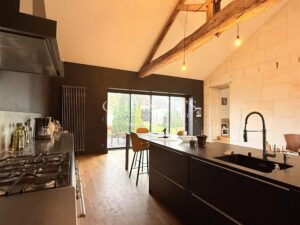 Former Cognac distillery in the heart of a charming village surrounded by vineyards