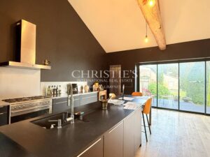 Former Cognac distillery in the heart of a charming village surrounded by vineyards