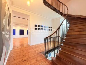 Former Cognac distillery in the heart of a charming village surrounded by vineyards