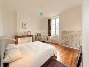 Former Cognac distillery in the heart of a charming village surrounded by vineyards