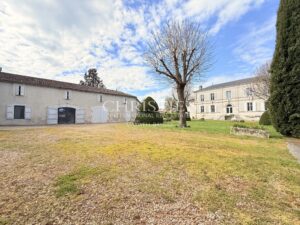Former Cognac distillery in the heart of a charming village surrounded by vineyards