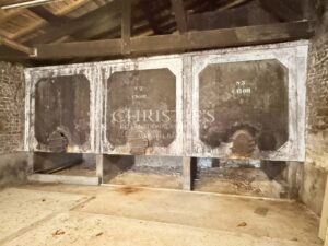 Former Cognac distillery in the heart of a charming village surrounded by vineyards