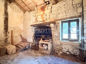 Former Cognac distillery in the heart of a charming village surrounded by vineyards