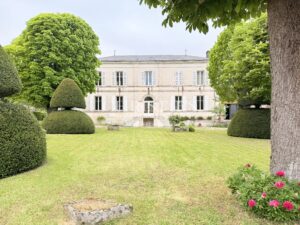 Former Cognac distillery in the heart of a charming village surrounded by vineyards