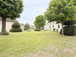 Former Cognac distillery in the heart of a charming village surrounded by vineyards