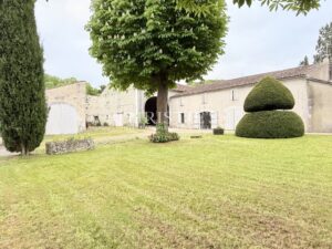 Former Cognac distillery in the heart of a charming village surrounded by vineyards
