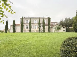 Former Cognac distillery in the heart of a charming village surrounded by vineyards