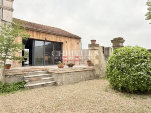 Former Cognac distillery in the heart of a charming village surrounded by vineyards