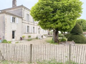 Former Cognac distillery in the heart of a charming village surrounded by vineyards