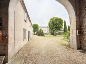 Former Cognac distillery in the heart of a charming village surrounded by vineyards
