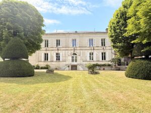Former Cognac distillery in the heart of a charming village surrounded by vineyards