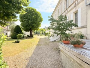 Former Cognac distillery in the heart of a charming village surrounded by vineyards
