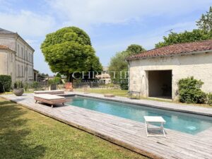 Former Cognac distillery in the heart of a charming village surrounded by vineyards