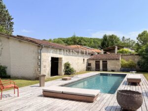 Former Cognac distillery in the heart of a charming village surrounded by vineyards