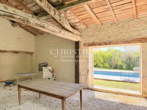 Former Cognac distillery in the heart of a charming village surrounded by vineyards