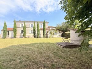 Former Cognac distillery in the heart of a charming village surrounded by vineyards