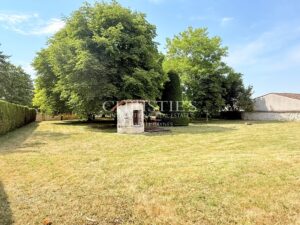 Former Cognac distillery in the heart of a charming village surrounded by vineyards