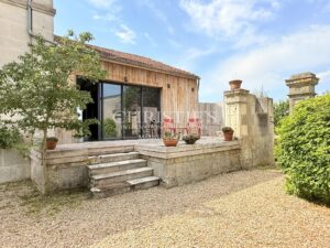 Former Cognac distillery in the heart of a charming village surrounded by vineyards