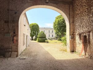 Former Cognac distillery in the heart of a charming village surrounded by vineyards