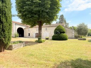 Former Cognac distillery in the heart of a charming village surrounded by vineyards
