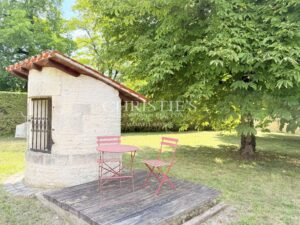Former Cognac distillery in the heart of a charming village surrounded by vineyards