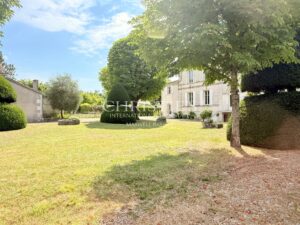 Former Cognac distillery in the heart of a charming village surrounded by vineyards