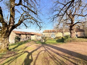 Domaine de Caractère avec Piscine et 14 Hectares de Nature