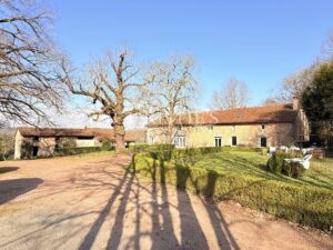 Domaine de Caractère avec Piscine et 14 Hectares de Nature