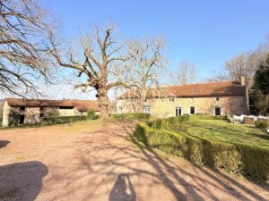 Domaine de Caractère avec Piscine et 14 Hectares de Nature