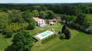 Domaine de Caractère avec Piscine et 14 Hectares de Nature