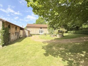 Domaine de Caractère avec Piscine et 14 Hectares de Nature