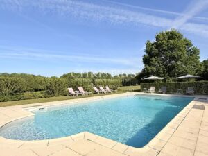 Domaine de Caractère avec Piscine et 14 Hectares de Nature
