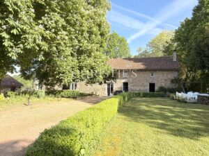 Domaine de Caractère avec Piscine et 14 Hectares de Nature