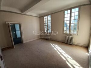 Ancien Château de caractère avec 3 hectares, petit vignoble d'agrément en AOC Lussac St Emilion. De nombreuses dépendances.