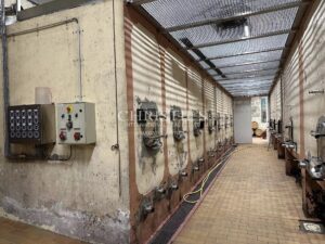 Ancien Château de caractère avec 3 hectares, petit vignoble d'agrément en AOC Lussac St Emilion. De nombreuses dépendances.