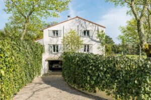 Latresne – Élégante maison familiale avec piscine et grand parc arboré à quelques minutes de Bordeaux