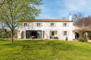 Latresne – Elegant family home with swimming pool and large landscaped grounds just minutes from Bordeaux