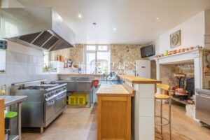 Le Château Éblouissant et Noble Avec des Tours Majestueuses