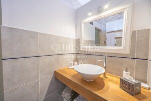 Le Château Éblouissant et Noble Avec des Tours Majestueuses