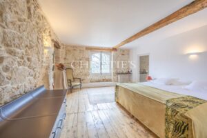 Le Château Éblouissant et Noble Avec des Tours Majestueuses