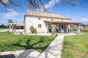 La Ferme de Cerisier Intemporelle Offrant des Vues de Campagne