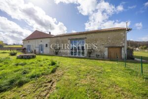 La Ferme de Cerisier Intemporelle Offrant des Vues de Campagne