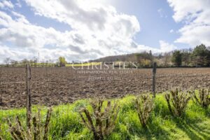 La Ferme de Cerisier Intemporelle Offrant des Vues de Campagne