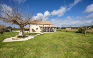 La Ferme de Cerisier Intemporelle Offrant des Vues de Campagne