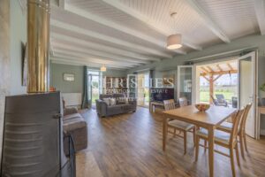 La Ferme de Cerisier Intemporelle Offrant des Vues de Campagne