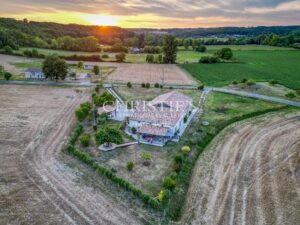 La Ferme de Cerisier Intemporelle Offrant des Vues de Campagne