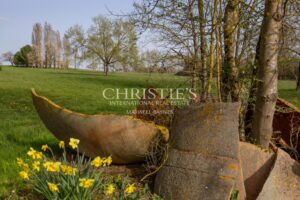 Enchanting Farmhouse with Unique Design Features and Attached Apartment on 4 Hectares of Parkland