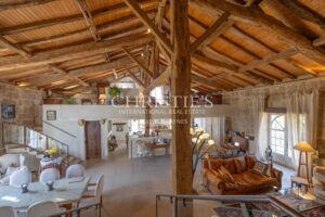 Ferme Enchantée avec Caractéristiques de Design Uniques et Appartement Atteignant sur 4 Hectares de Parc